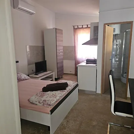 Marko 3 Bedrooms * פולה
